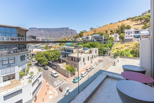 Views, Views, and Views!! Relax in luxury in De Waterkant