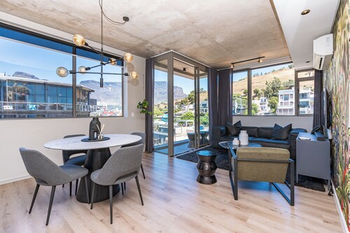 Views, Views, and Views!! Relax in luxury in De Waterkant