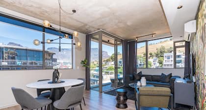 Views, Views, and Views!! Relax in luxury in De Waterkant