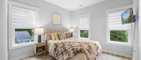 3 habitaciones, escritorio y tabla de planchar con plancha