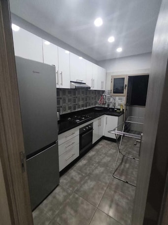 Refrigerador con freezer, horno, placa de cocina, lavavajillas