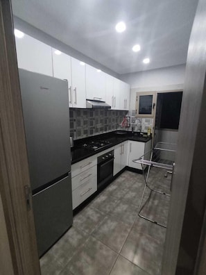Quarto casal conforto, vista para o pátio | Cozinha privada | Geladeira grande, fogão, cooktop, lava-louças