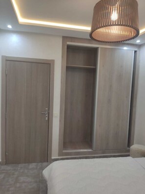 Bureau, espace de travail pour ordinateur portable, Wi-Fi gratuit