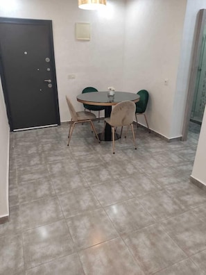 Quarto casal conforto, vista para o pátio | Área de estar