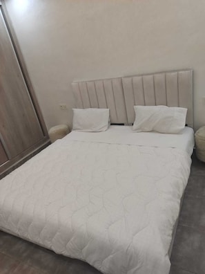 Comfort-Doppelzimmer, Blick auf den Innenhof | Schreibtisch, laptopgeeigneter Arbeitsplatz, kostenloses WLAN
