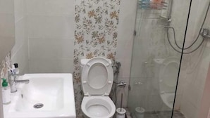A bathroom with a toilet, sink, and shower. - Chambre calme (Amizmiz)