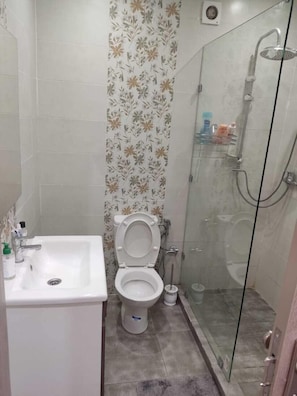 Quarto casal conforto, vista para o pátio | Banheiro | Chuveiro, produtos de toalete grátis, toalhas de banho, sabonete