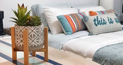 Beachy SurfnTurf with deck,jacuzzi,gated pet friendly.5 miles from closest beach