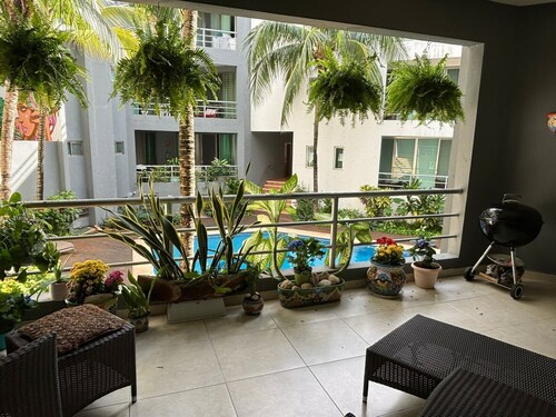 Delightful 2-bedroom condo with AC, 1/2 Block to 5th Ave and close to the beach!