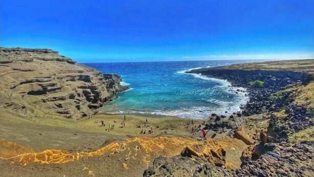 Un paisaje costero con acantilados y una playa.