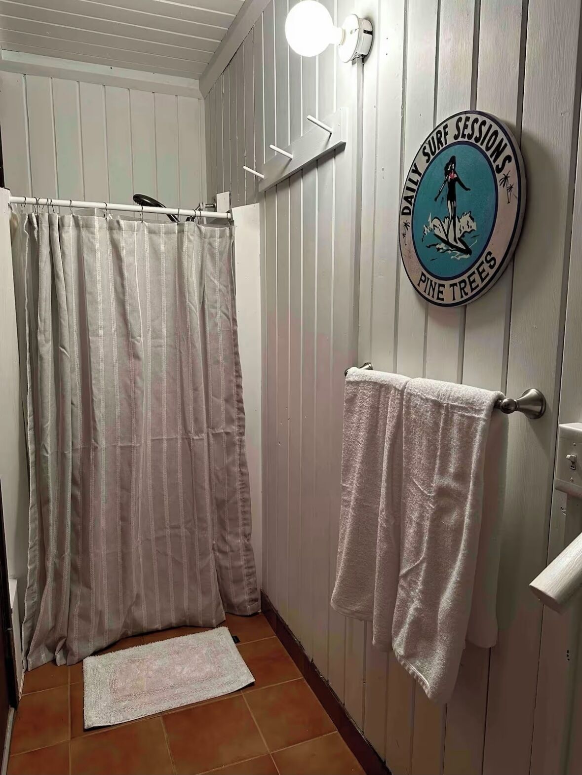 Haartrockner, Handtücher, Seife, Toilettenpapier