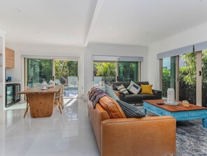 Casa, vista para a piscina | Área de estar