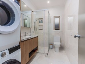 Ferienhaus, Poolblick | Badezimmer