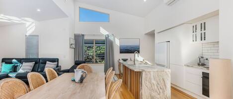 House, Pool View | In-room dining