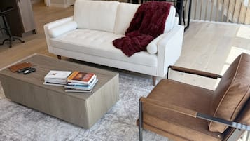 Smart TV, books, stereo