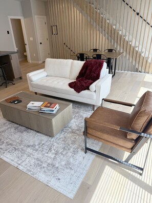 Smart TV, books, stereo