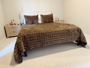 2 bedrooms, iron/ironing board, free WiFi, bed sheets - 18 Miles to Clemson & 13 Miles to Greenville 2 Bd 2.5 Bath Bourbon Lovers Dream (Easley)