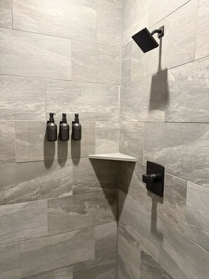 Dusche, Haartrockner, Handtücher, Seife
