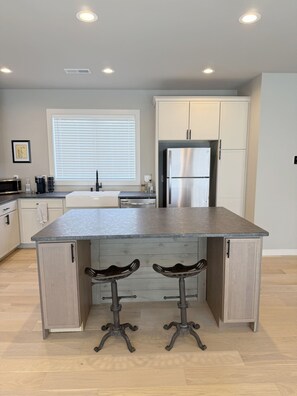 Fridge, microwave, oven, stovetop - 18 Miles to Clemson & 13 Miles to Greenville 2 Bd 2.5 Bath Bourbon Lovers Dream (Easley)