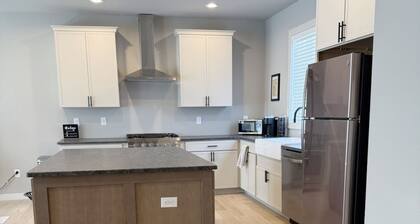 2 Bed - Bourbon Lovers Dream - Close to Clemson, Greenville, and Easley Silos