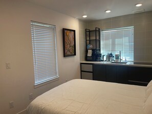 Iron/ironing board, Internet, bed sheets