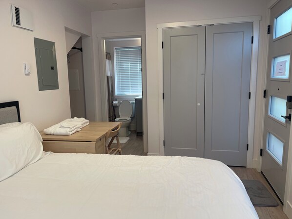 Iron/ironing board, Internet, bed sheets