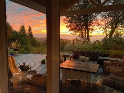 Lovely 4 bedroom, 3 bath home with hot tub and stunning views of the Cascade Mt.