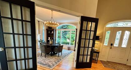 Lovely 4 bedroom, 3 bath home with hot tub and stunning views of the Cascade Mt.