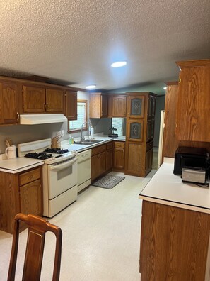 冷蔵庫、電子レンジ、オーブン、コンロ