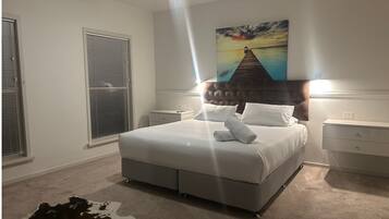 6 quartos, ferros/tábuas de passar roupa, acesso à internet