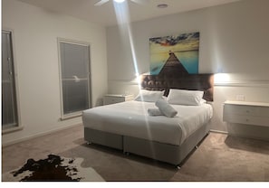 6 bedrooms, iron/ironing board, Internet, bed sheets