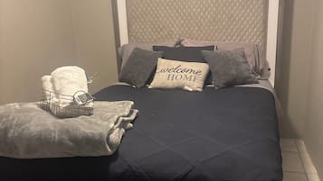 2 habitaciones, tabla de planchar con plancha, internet y ropa de cama