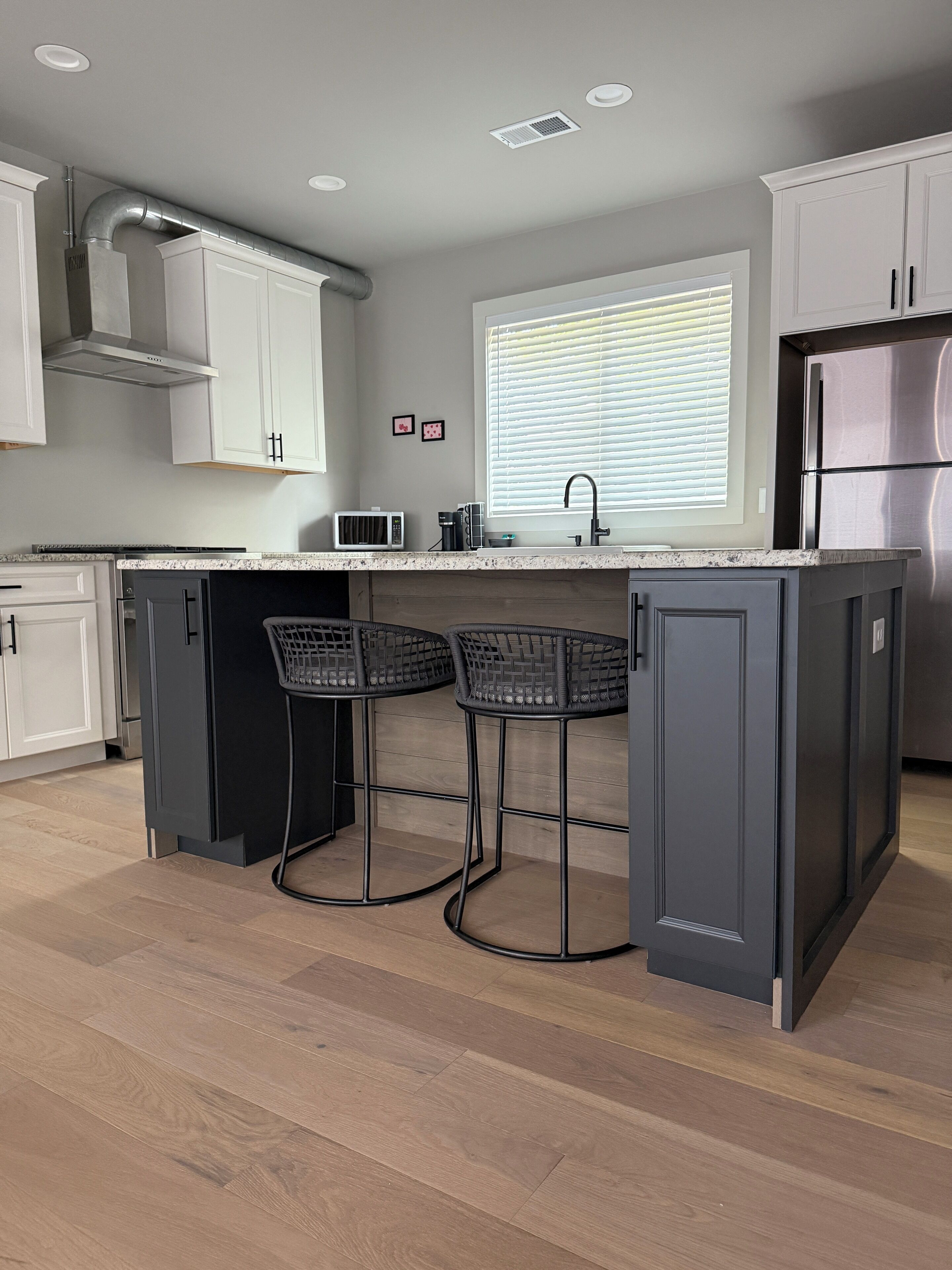 ثلاجة، ميكروويف، فرن، موقد طهي مسطح