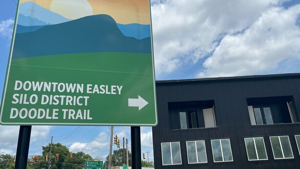 Wegwijzer voor Downtown Easley, Silo District en Doodle Trail.