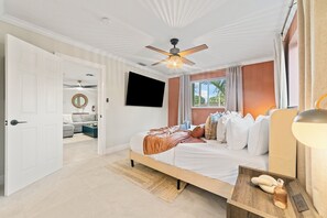 3 habitaciones, escritorio y tabla de planchar con plancha