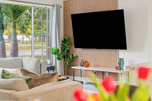 Smart TV, foosball, table tennis - Sunny-Haven 3 Bedroom PoolVilla With GameRoom near the Beach & Shopping Centers (Plantation)