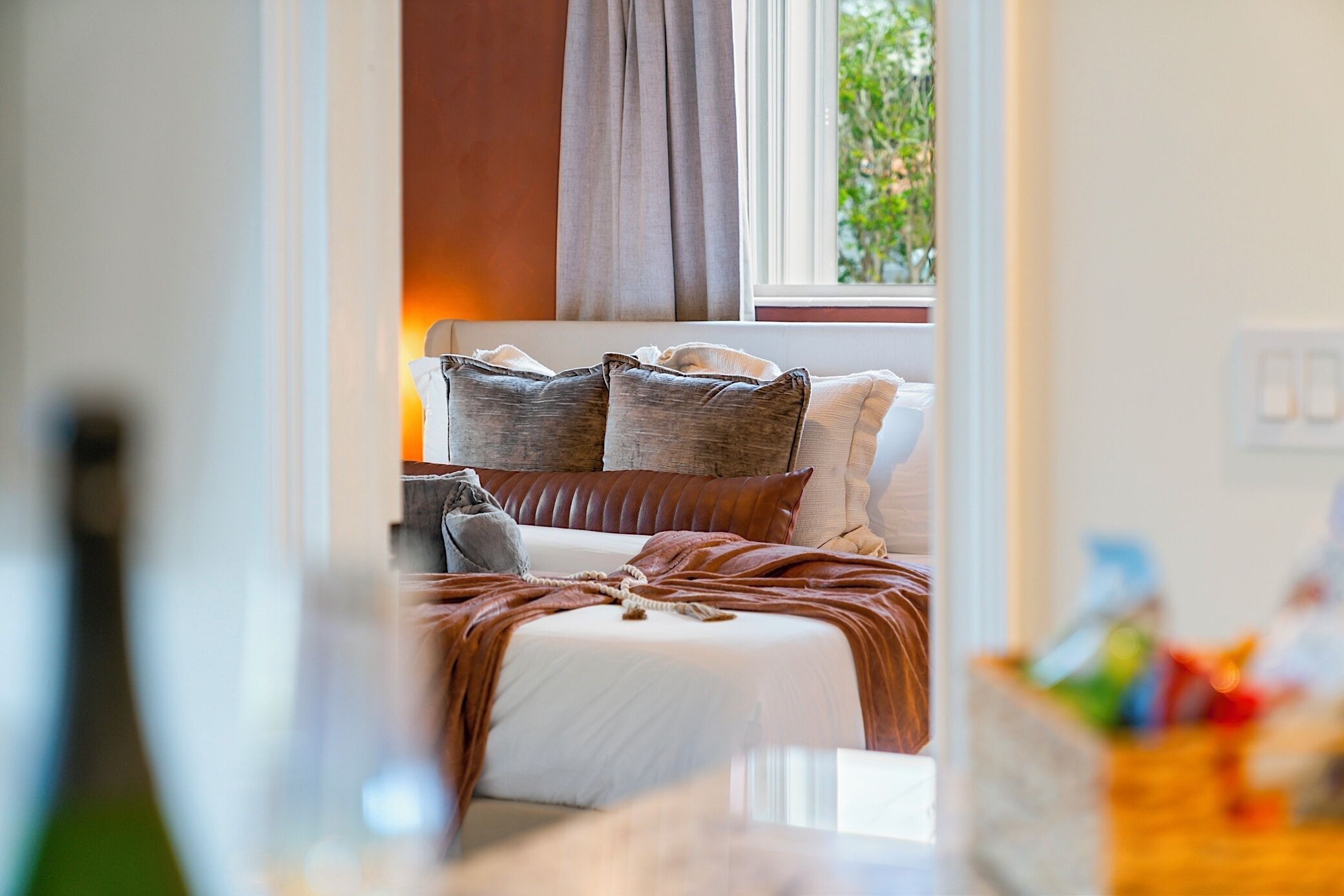 3 habitaciones, escritorio y tabla de planchar con plancha 