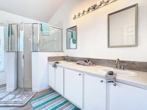 Shower, hair dryer, towels, toilet paper - Smiling Disney Oasis heated pool home in Kissimmee with Game room. (Kissimmee)