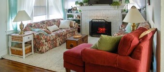 The Comfy Cottage-4 BR, 2 BA, Sleeps up to 10!