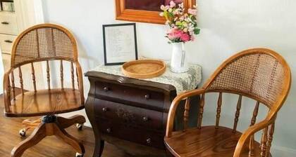 The Comfy Cottage-4 BR, 2 BA, Sleeps up to 10!