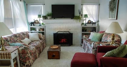 The Comfy Cottage-4 BR, 2 BA, Sleeps up to 10!
