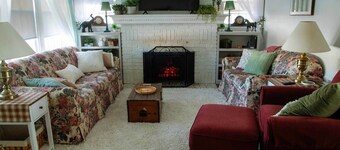 The Comfy Cottage-4 BR, 2 BA, Sleeps up to 10!