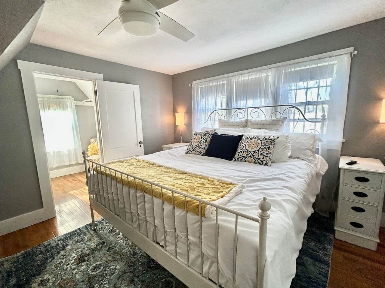 4 makuuhuonetta, silitysrauta/-lauta, ilmainen Wi-Fi, vuodevaatteet