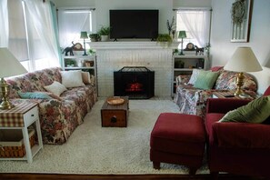 Smart TV, fireplace - The Comfy Cottage-4 BR, 2 BA, Sleeps up to 10! (Hastings)