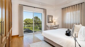 5 bedrooms, free WiFi, bed sheets