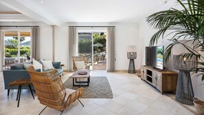 Smart TV, fireplace, ping pong