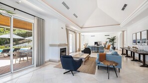 Smart-TV, peis og bordtennis