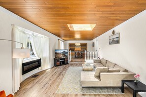 Smart TV, fireplace, ping pong, stereo