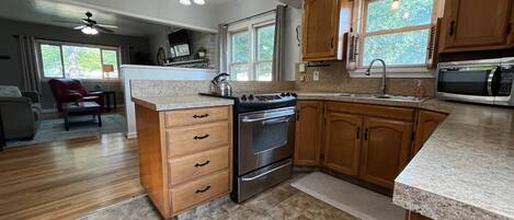 Een koelkast, een microgolfoven, een oven, een kookplaat