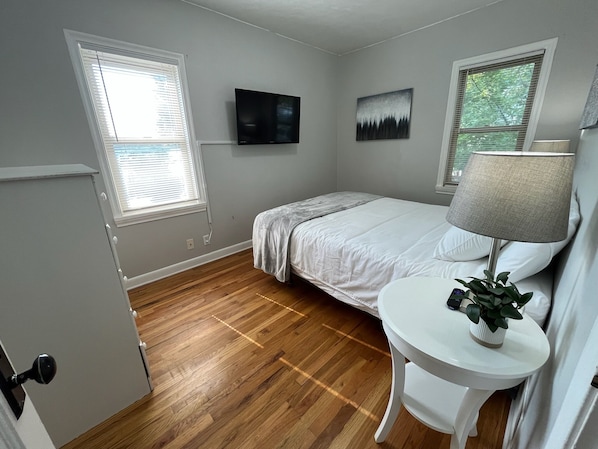 2 bedrooms, iron/ironing board, internet, bed sheets